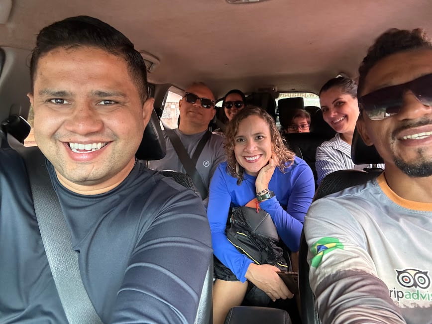 Grupo da RF TUR dentro de carro 4x4 iniciando a expedição ao Jalapão em estrada off-road