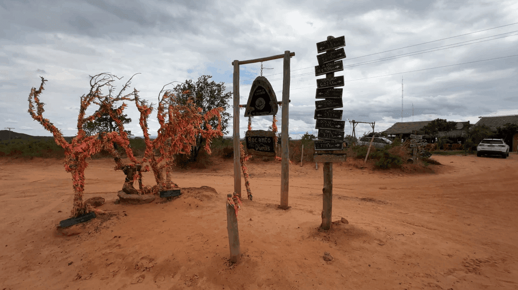 Árvore dos Desejos no Jalapão, onde viajantes amarram fitas e fazem pedidos durante a expedição
