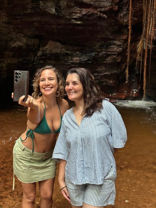 Ludmilla e Monyara no Cânion Sussuapara durante a expedição ao Jalapão, caminhando entre as paredes de rocha e a vegetação