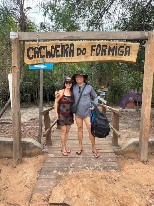 Daiana e Erasmo na trilha de acesso à Cachoeira da Formiga, no Jalapão, durante a expedição em grupo da RF TUR.