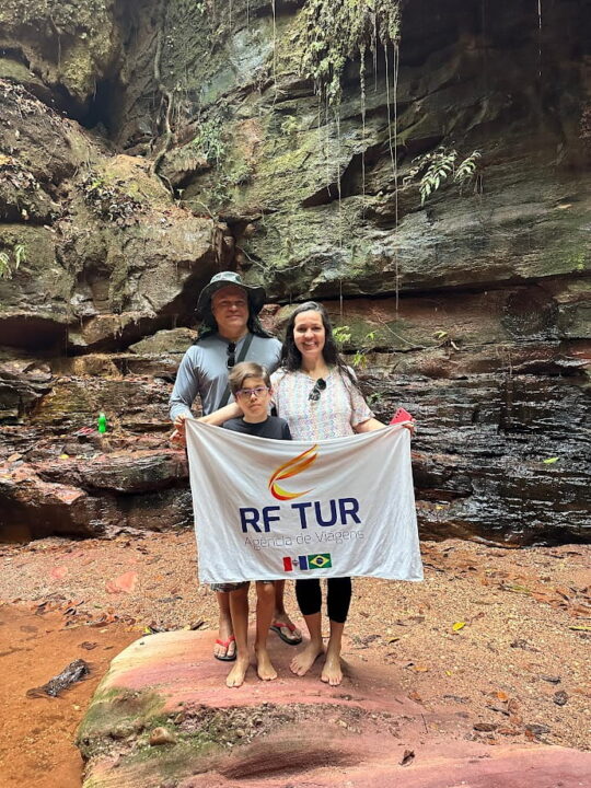 Daiana, Erasmo e Dimitri no Cânion Sussuapara durante a expedição ao Jalapão, caminhando entre as paredes de rocha e a vegetação