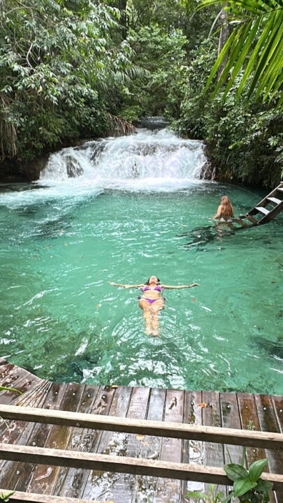 Ludmilla flutuando nas águas cristalinas da Cachoeira da Formiga, no Jalapão, durante a expedição em grupo da RF TUR.
