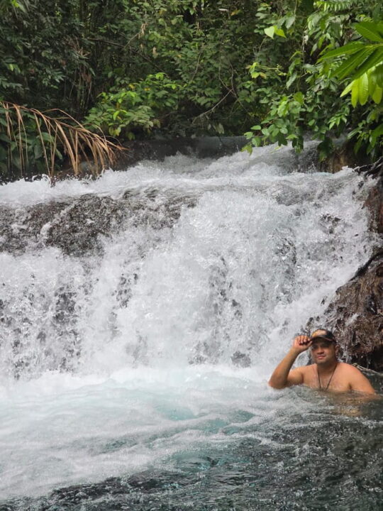 Rômullo tomando banho na queda d’água da Cachoeira da Formiga, no Jalapão, durante a expedição em grupo da RF TUR.