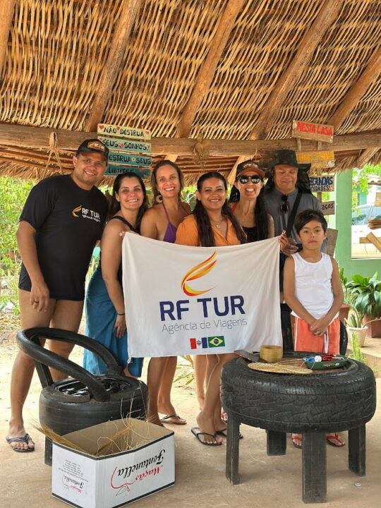 Grupo da RF TUR visitando a Cabana da Jane, artesã de capim dourado na Comunidade Quilombola Mumbuca, durante a expedição ao Jalapão.