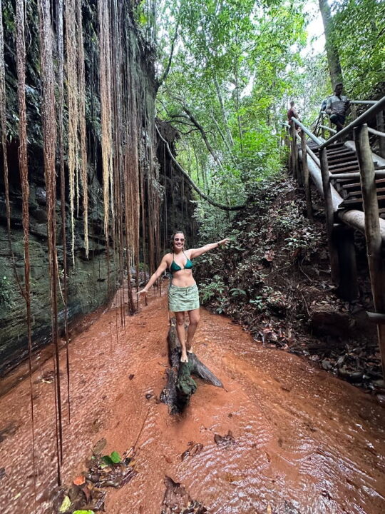 Ludmilla no Cânion Sussuapara durante a expedição ao Jalapão, cercada por paredões de rocha e água corrente