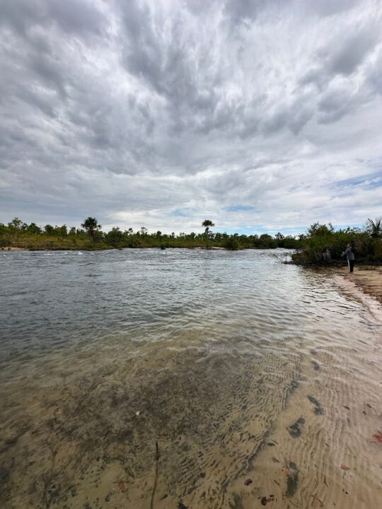 Prainha Coração do Jalapão às margens do Rio Novo, com areia clara e água corrente em meio ao Cerrado