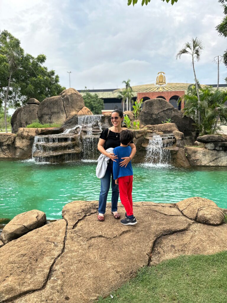 Daiana e Dimitri na Praça dos Girassóis, em Palmas (TO), durante o primeiro dia da viagem ao Jalapão em grupo com a RF TUR