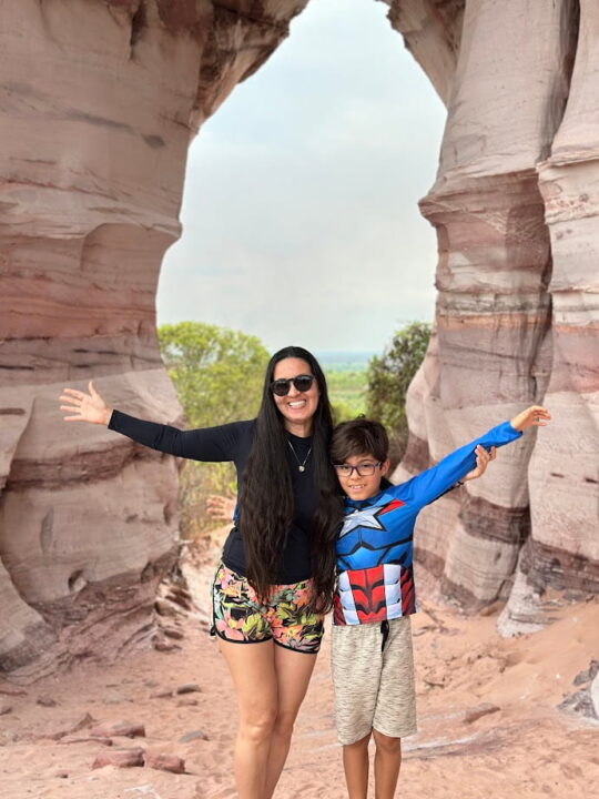 Daiana e seu filho Dimitri na Pedra Furada, um dos cartões-postais do Jalapão, durante expedição da RF TUR