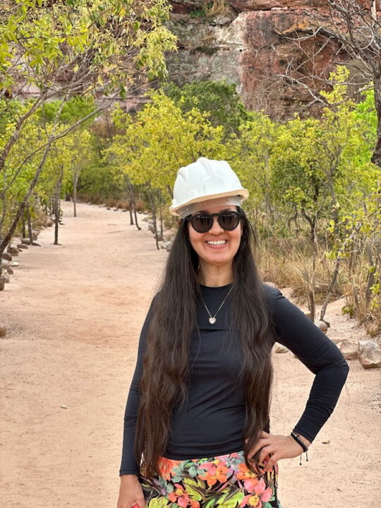 Daiana na trilha de acesso à Pedra Furada no Jalapão durante a expedição da RF TUR