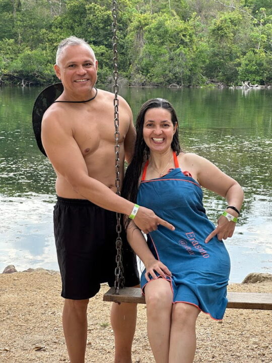 Erasmo e Daiana na Lagoa do Japonês, um dos atrativos de águas cristalinas do Jalapão