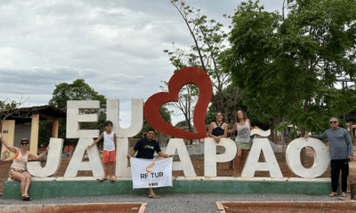 Grupo da RF TUR no letreiro Eu Amo Jalapão, em Mateiros, durante a expedição ao Jalapão em grupo.