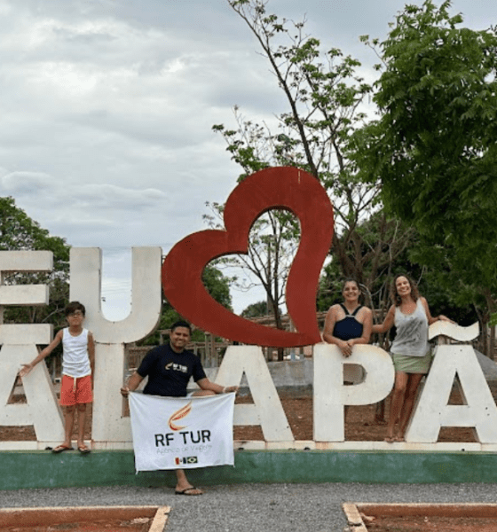 Grupo da RF TUR no letreiro Eu Amo Jalapão, em Mateiros, durante a expedição ao Jalapão em grupo.