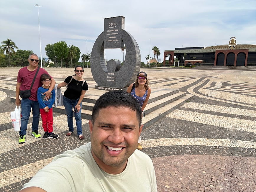 Grupo da RF TUR na Praça dos Girassóis em Palmas, porta de entrada para a viagem ao Jalapão em grupo