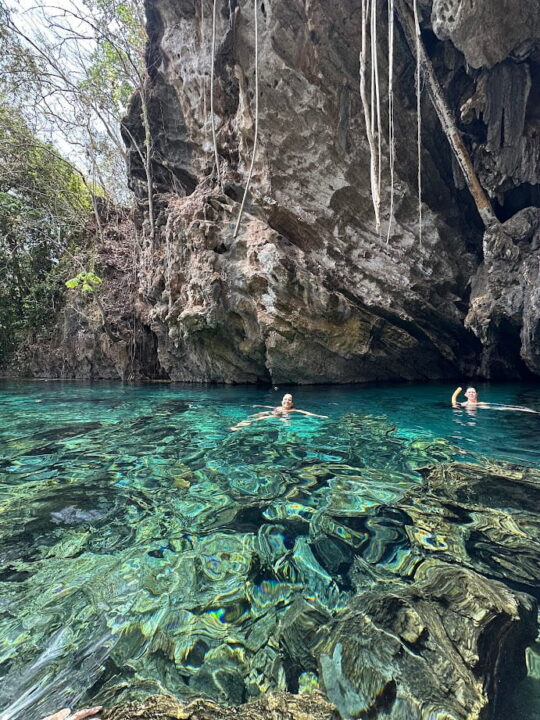 Lagoa do Japonês em Pindorama do Tocantins, com águas cristalinas e formações rochosas submersas no Jalapão