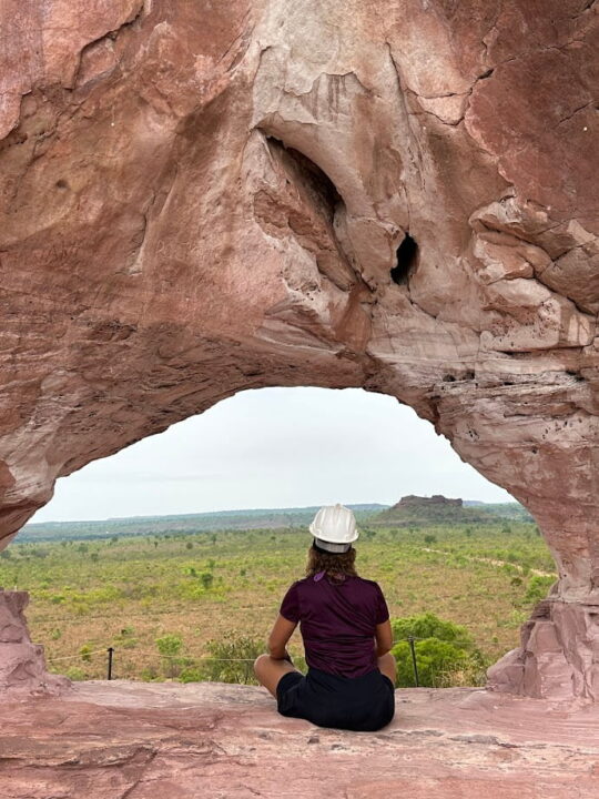 Ludmilla contemplando a paisagem na Pedra Furada, no Jalapão, durante a expedição da RF TUR