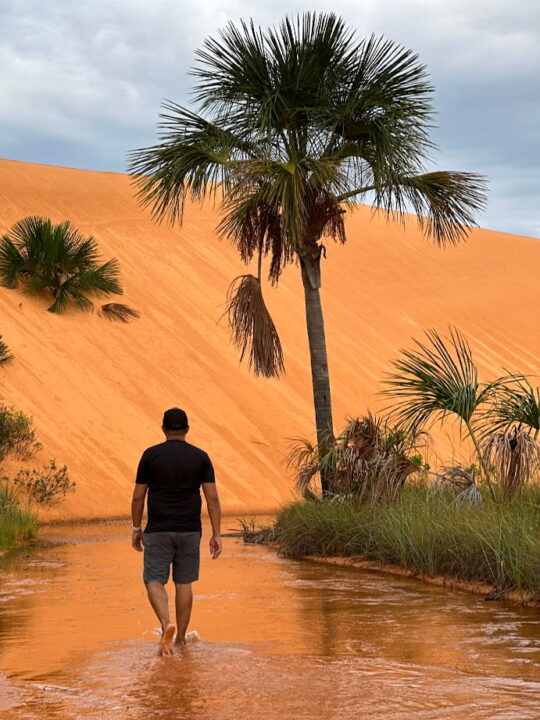Rômullo caminhando em direção ao pôr do sol nas Dunas do Jalapão durante a expedição pelo Cerrado