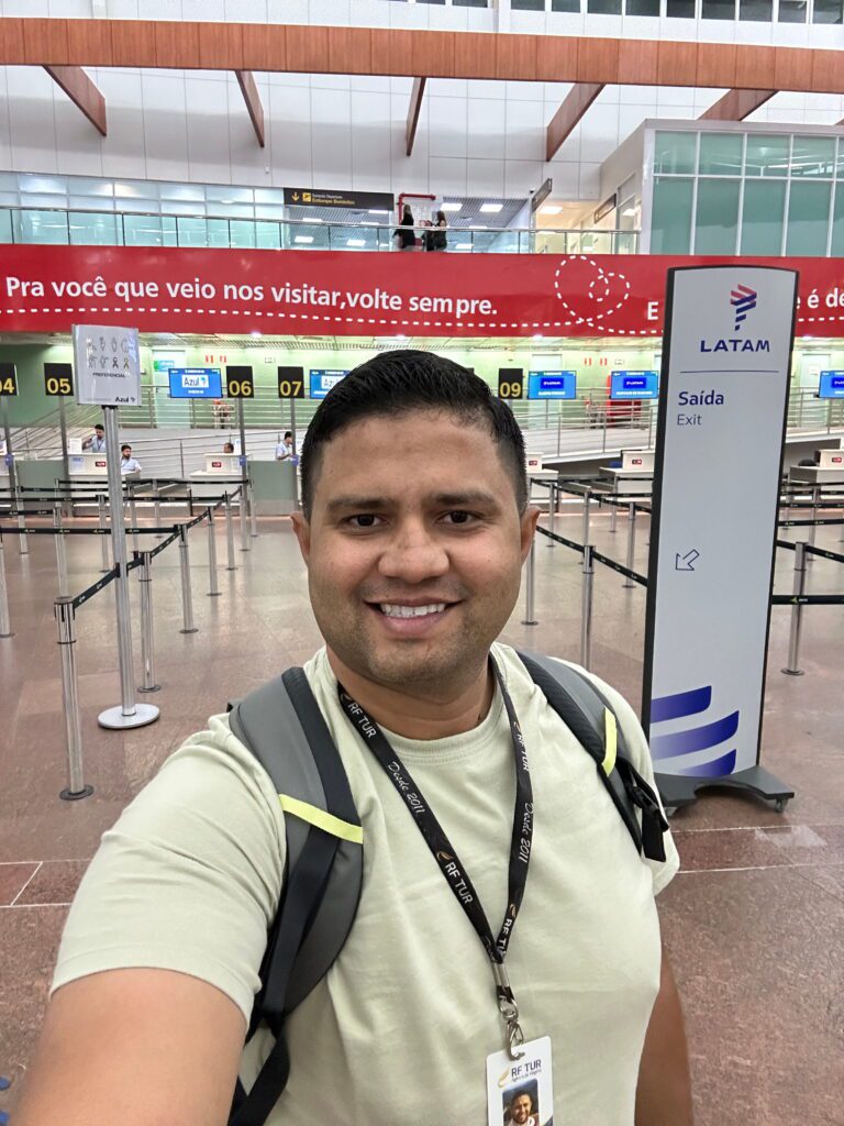 Rômullo, consultor de viagens da RF TUR, no aeroporto de Maceió aguardando o grupo para embarque com destino a Palmas, início da viagem ao Jalapão