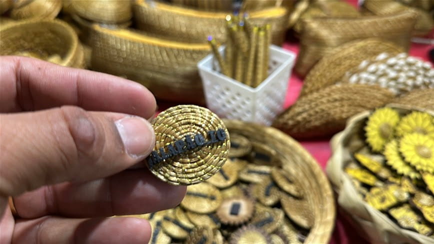 Artesanato em capim dourado exposto na Feira do Bosque, em Palmas, durante viagem ao Jalapão em grupo.