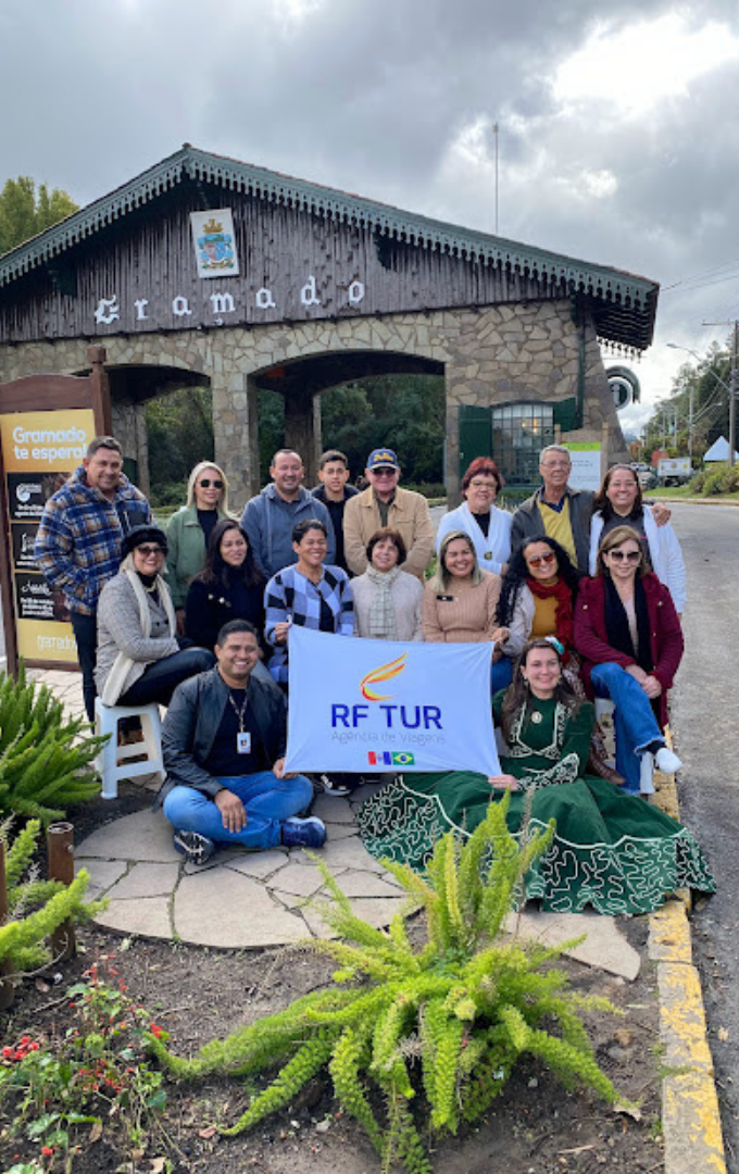 Grupo RF TUR no pórtico de Gramado