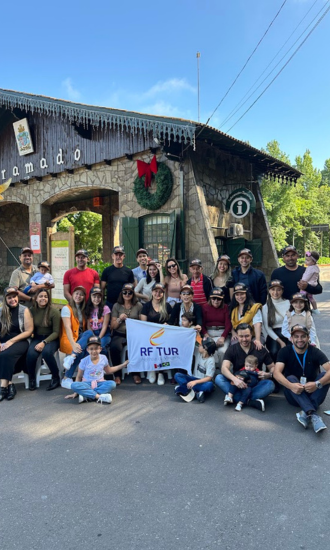 Grupo RF TUR no pórtico de Gramado decorado
