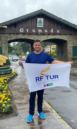 Consultor RF TUR no pórtico de Gramado